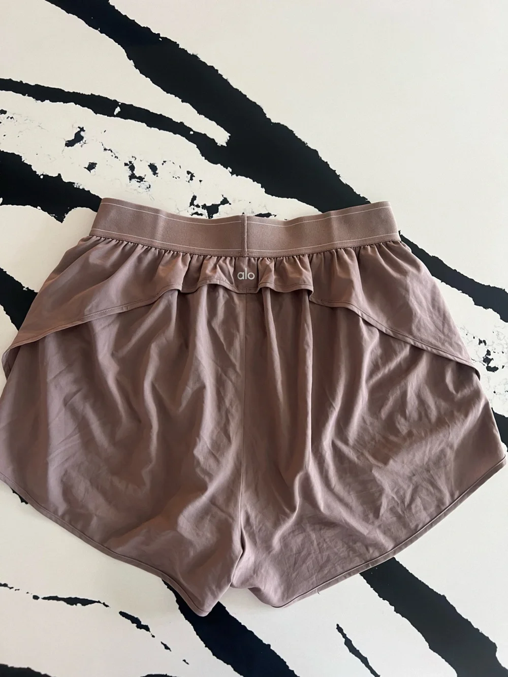 ALO Yoga Women's Match Point Athletic Shorts — Mushroom size L